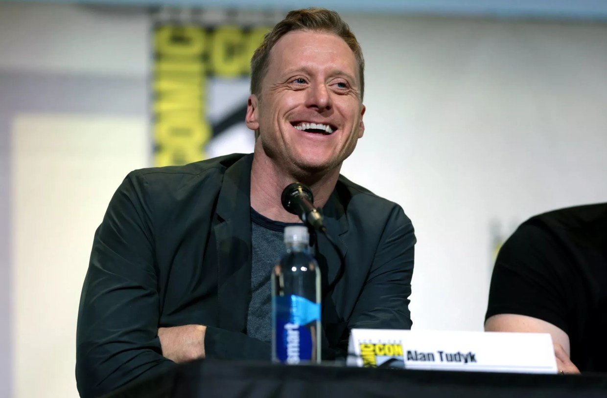 Alan Tudyk and Bonnie Wright Are Coming to Phoenix Comicon 2017