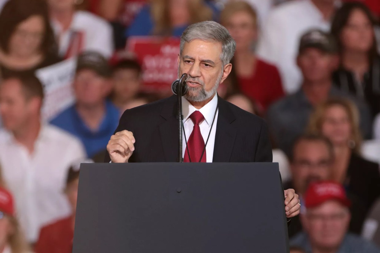 Arizona Anti-Spanish GOP Candidate Courts Hispanic Votes In Spanish