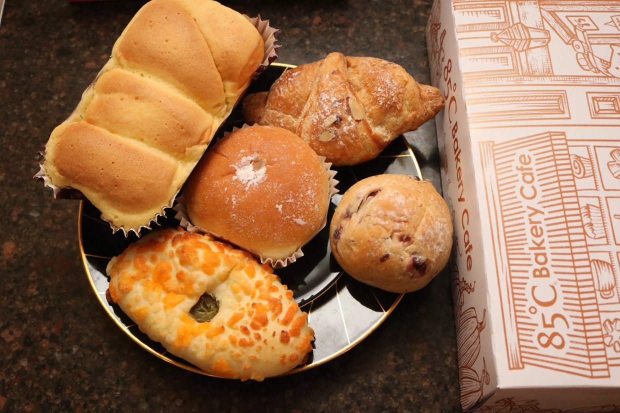 Fans Line Up As 85°C Bakery Cafe Opens its First Arizona Location