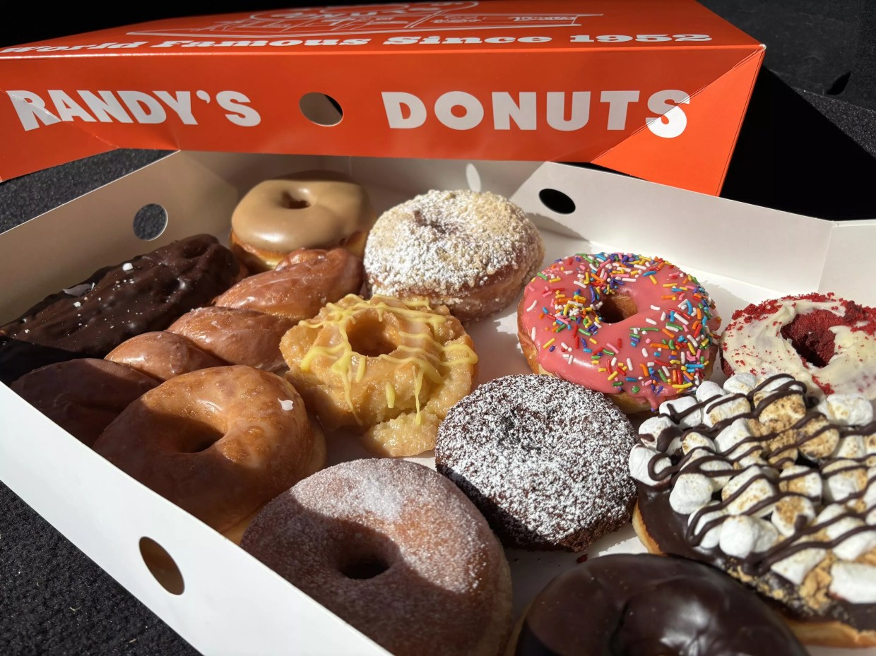 Randy’s Donuts to open second Phoenix location this month