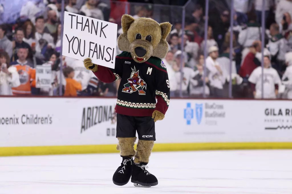 the arizona coyotes mascot with a "thank you fans" sign
