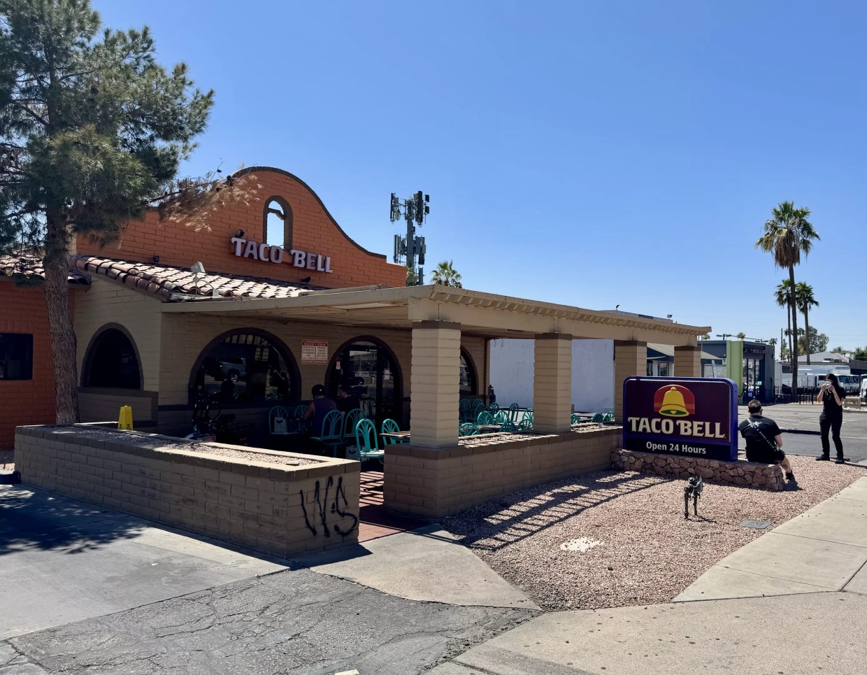 ‘So sad.’ Valley reacts to the closure of Scottsdale’s retro Taco Bell