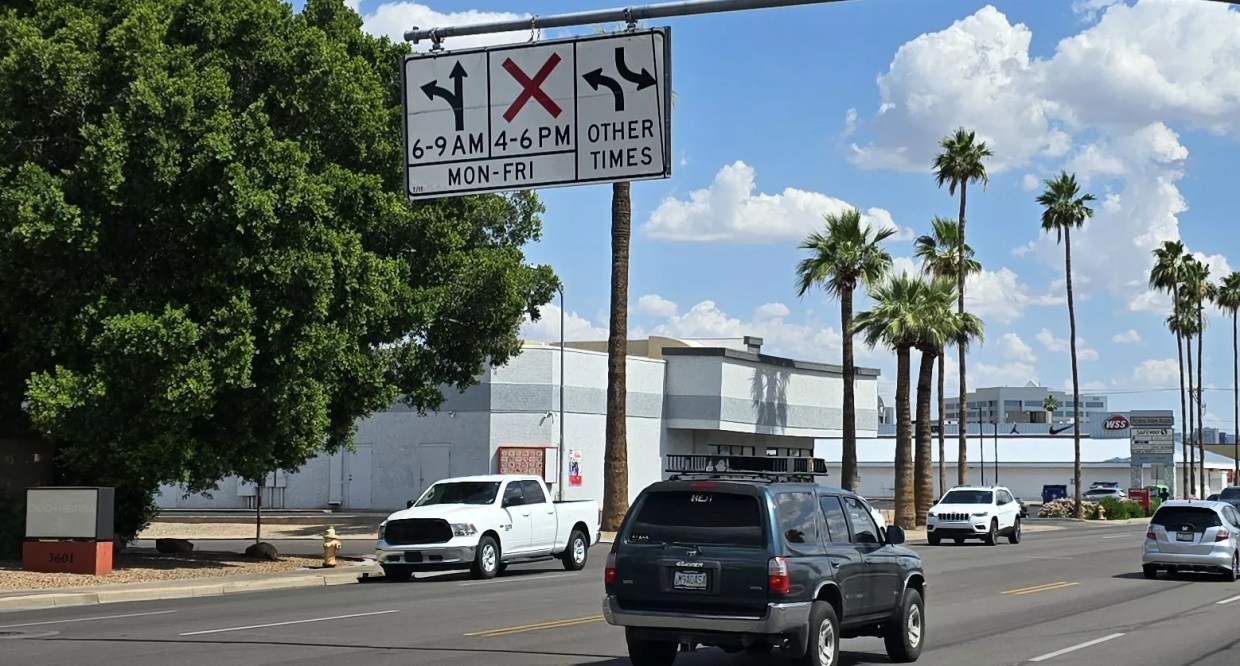 a sign that shows left turns ok during some hours, prohibited during others