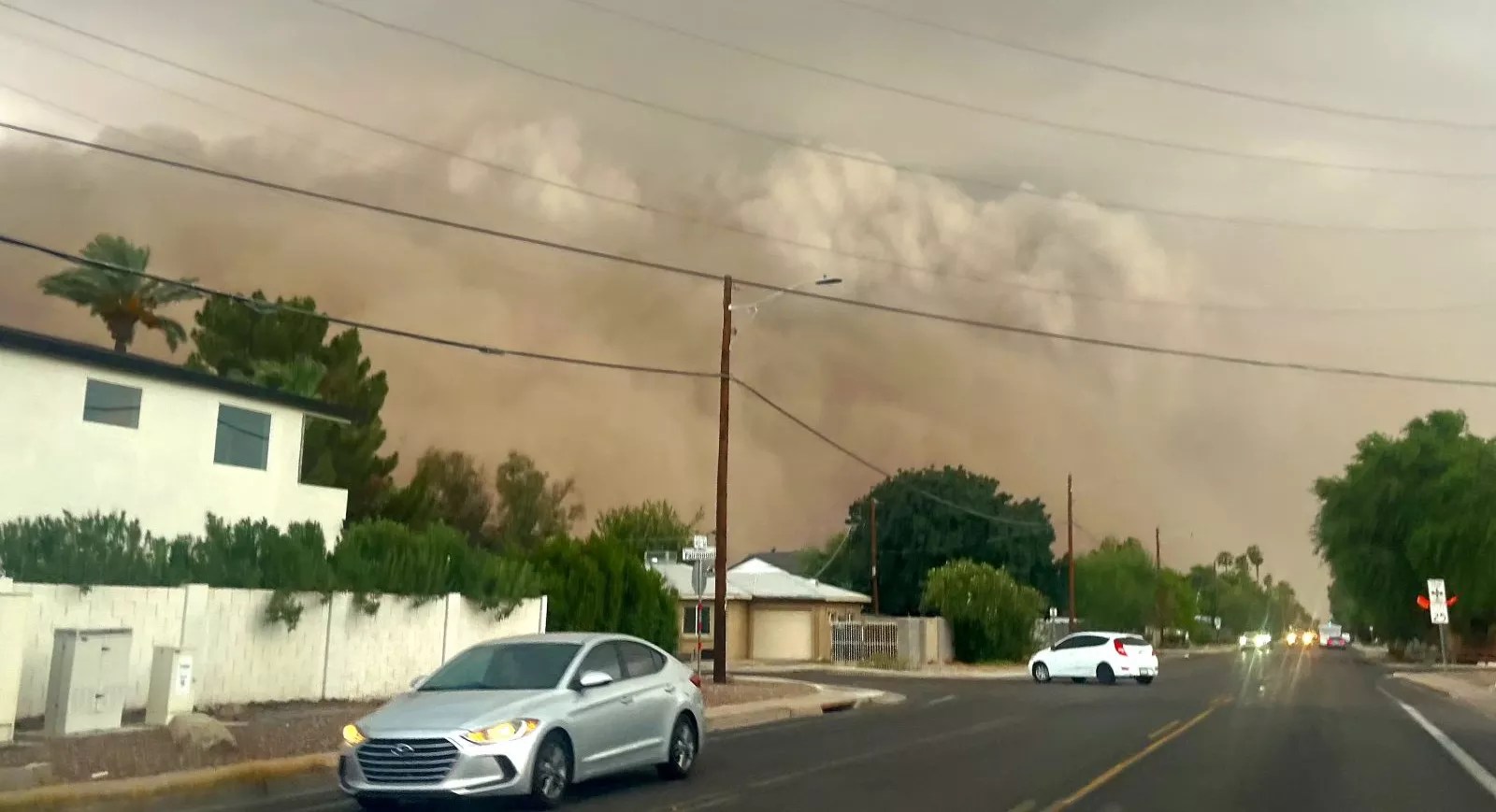 a haboob blowing near a street